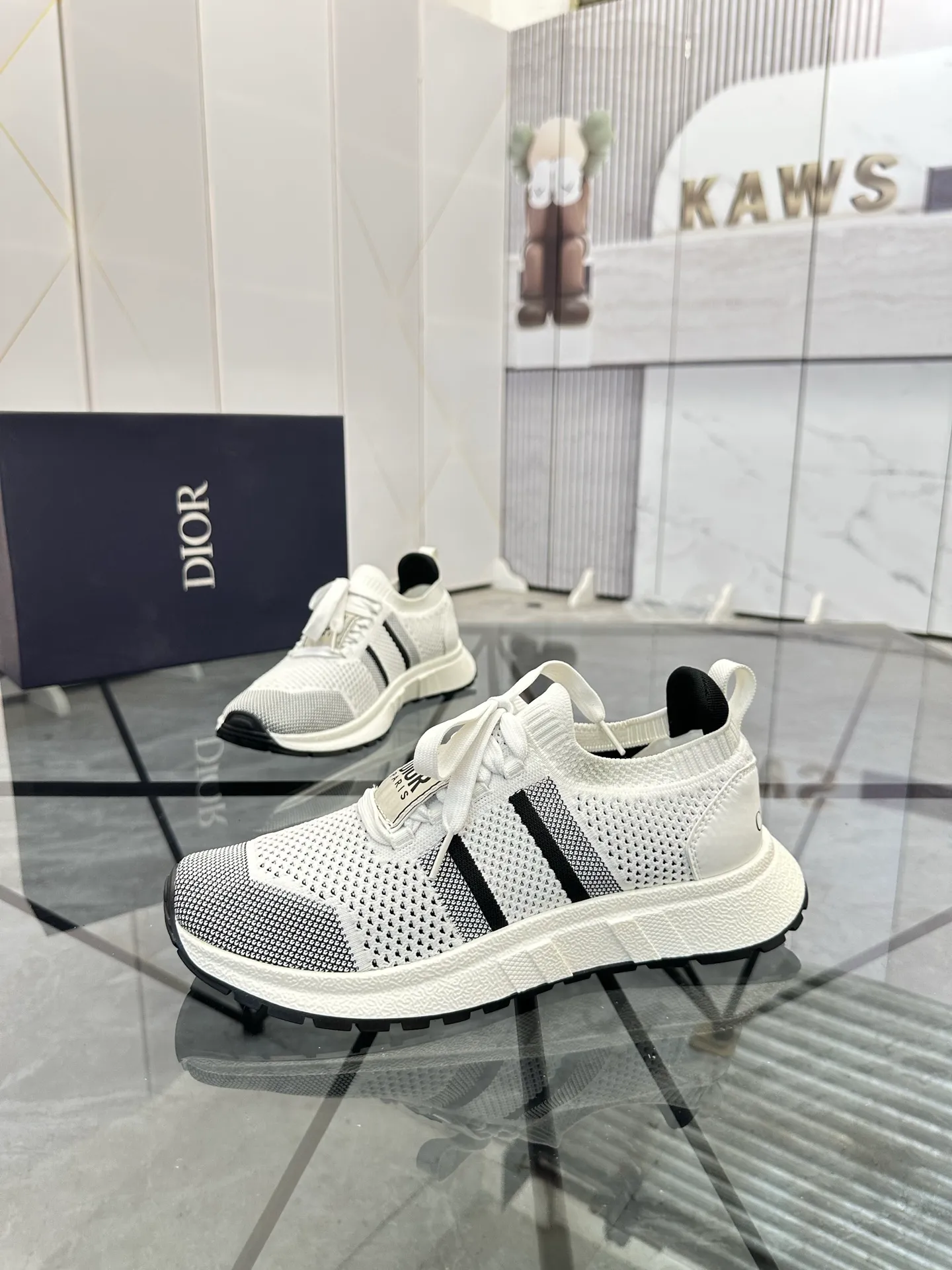 Selling men's shoes 💰: 💰P400¥ Product trademark: Dior* "Dior*" low-top casual shoes Regular size: 38-44 (can be customized to 45) Product materials: Imported breathable fly knit upper, breathable lining, original outsole. Number: 558